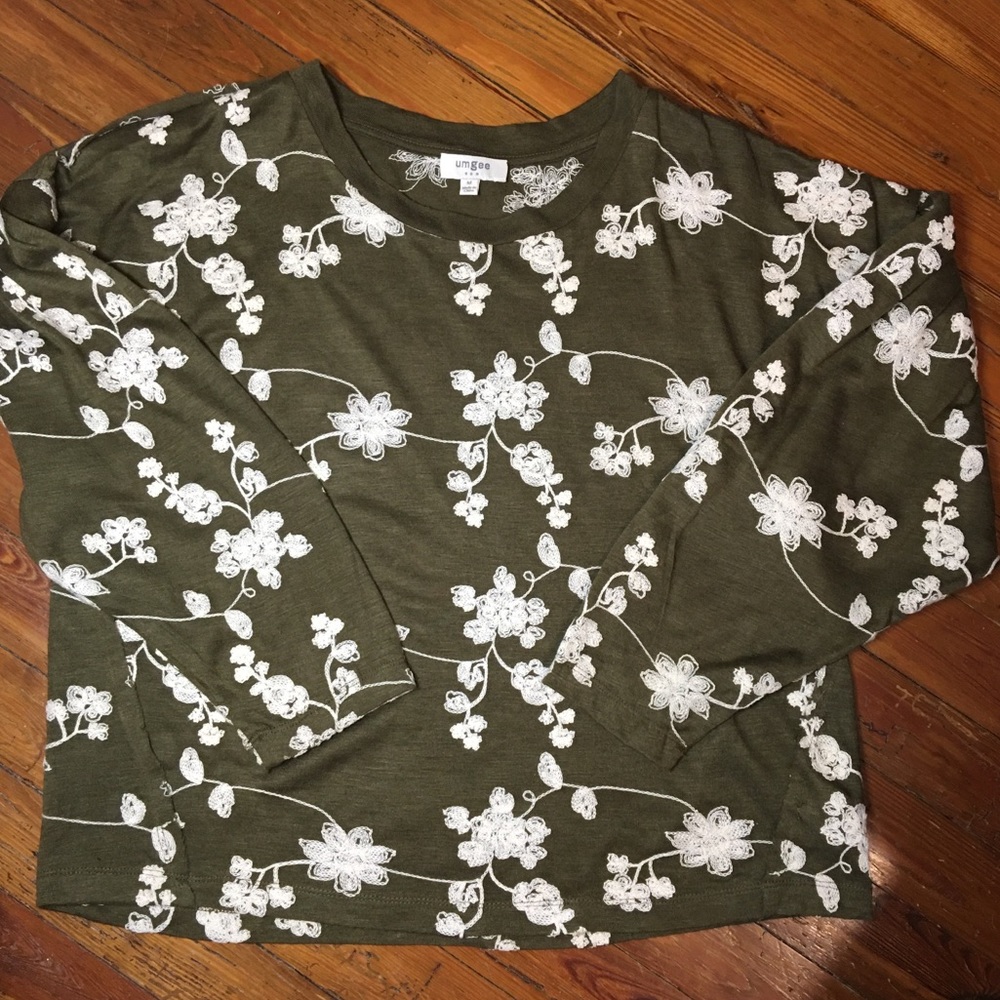 VGUC Olive Green Umgee Top with Ecru Embroidery